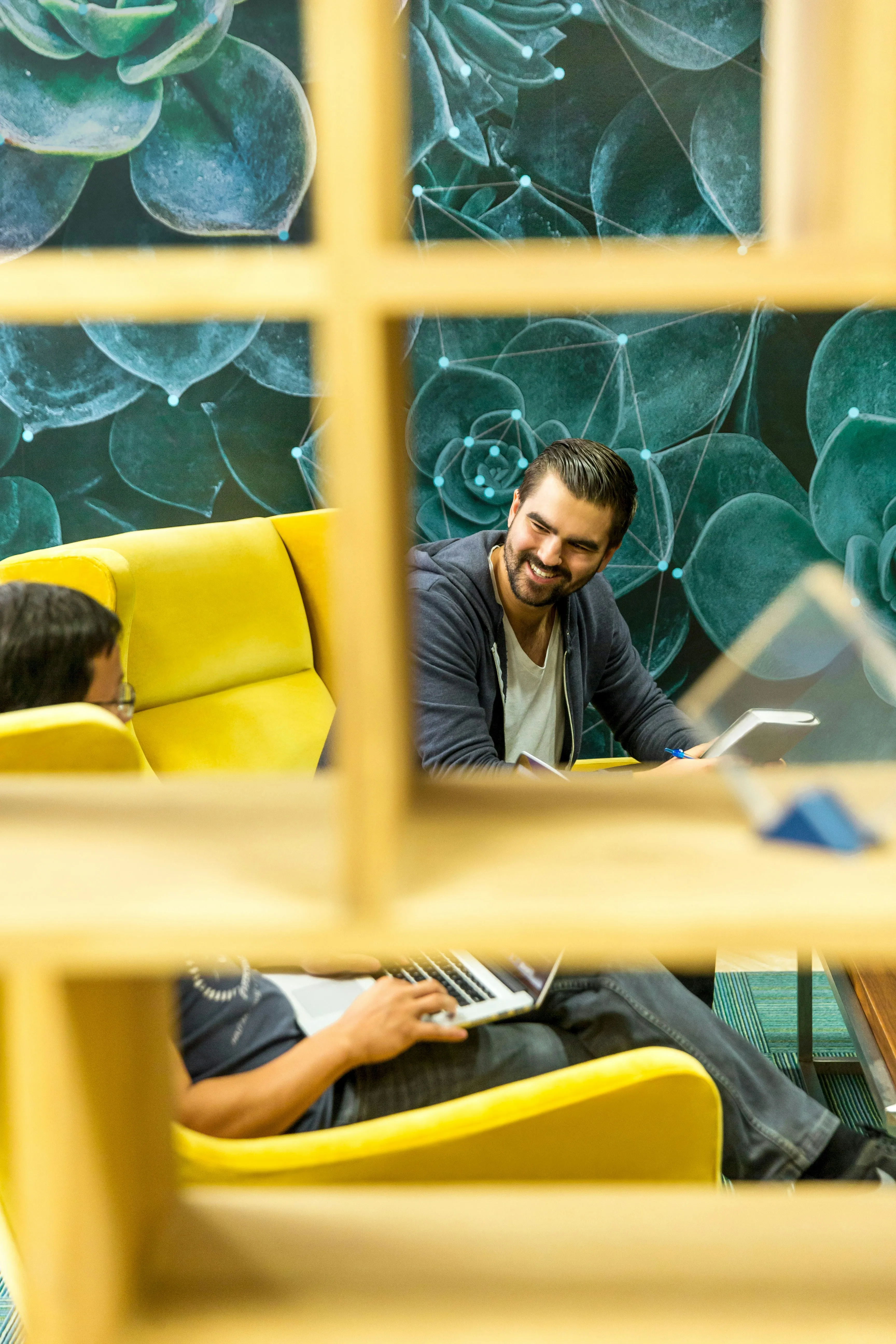 Échange détendu entre dirigeants de PME dans un espace de travail moderne — l'esprit YSY ONE depuis 2018