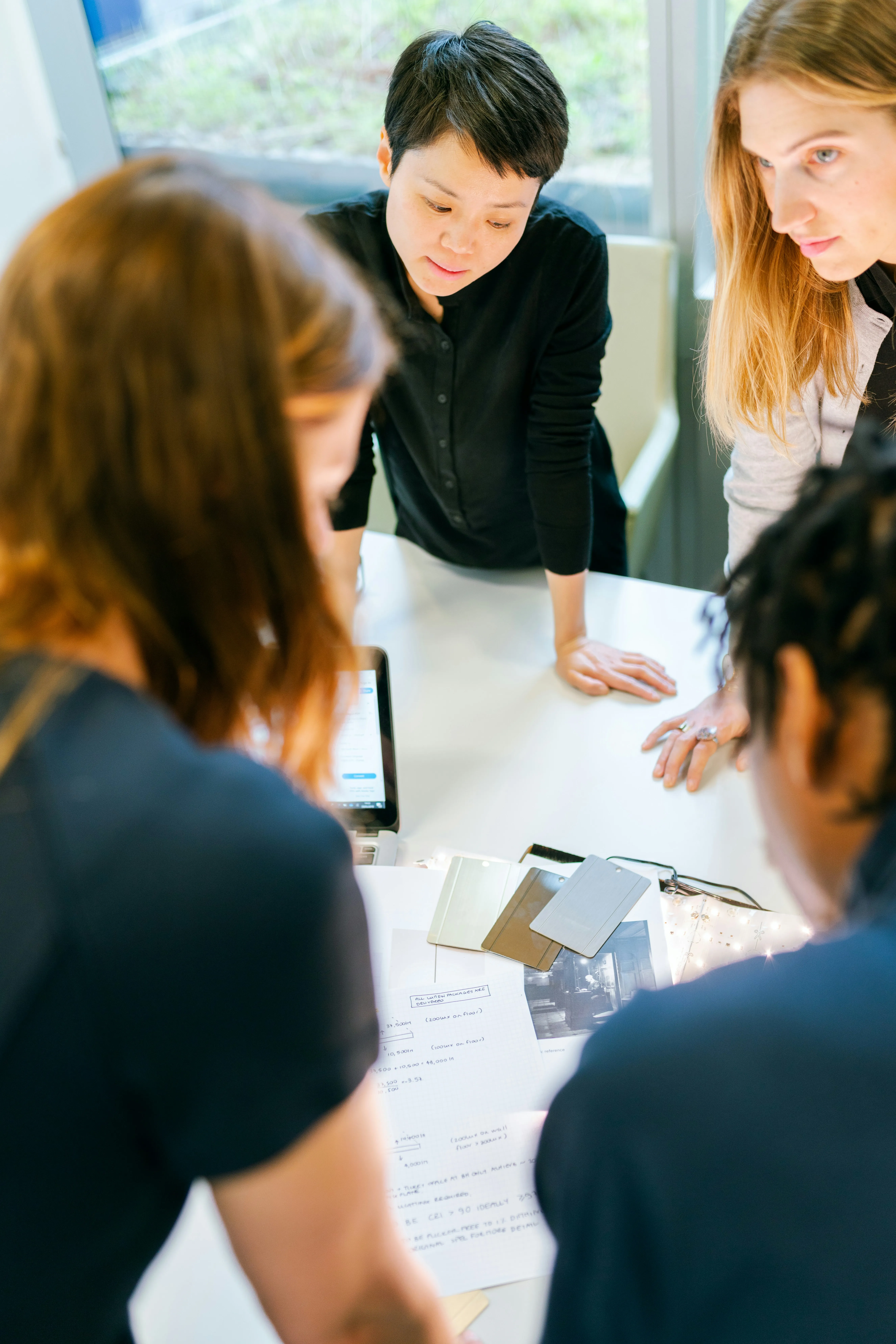 Dirigeant supervisant l'usage de l'IA dans sa PME via la plateforme déployée par YSY ONE