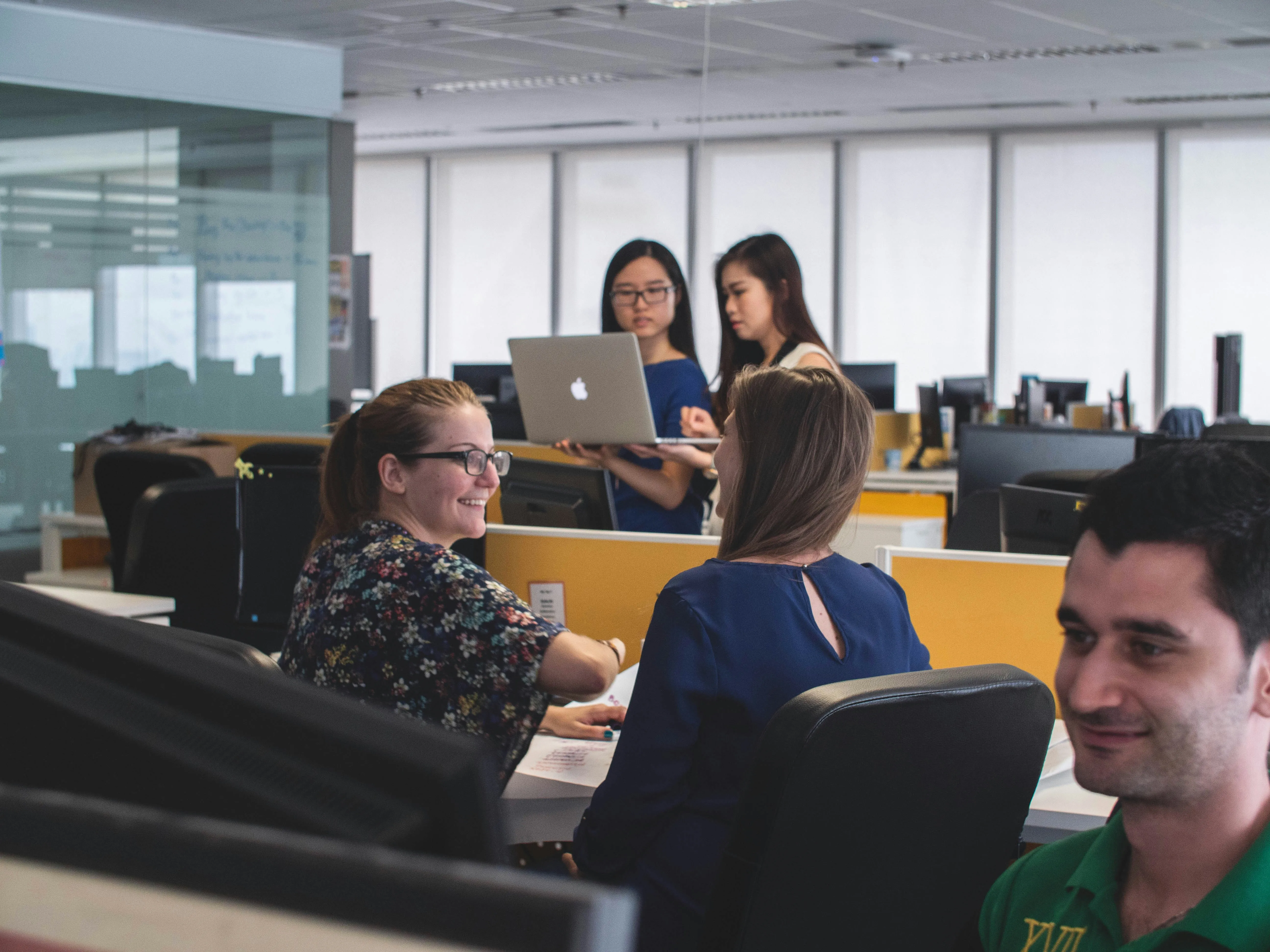 Équipe d'une PME en open-space concentrée sur ses outils, données et postes protégés en continu par les sauvegardes managées YSY ONE
